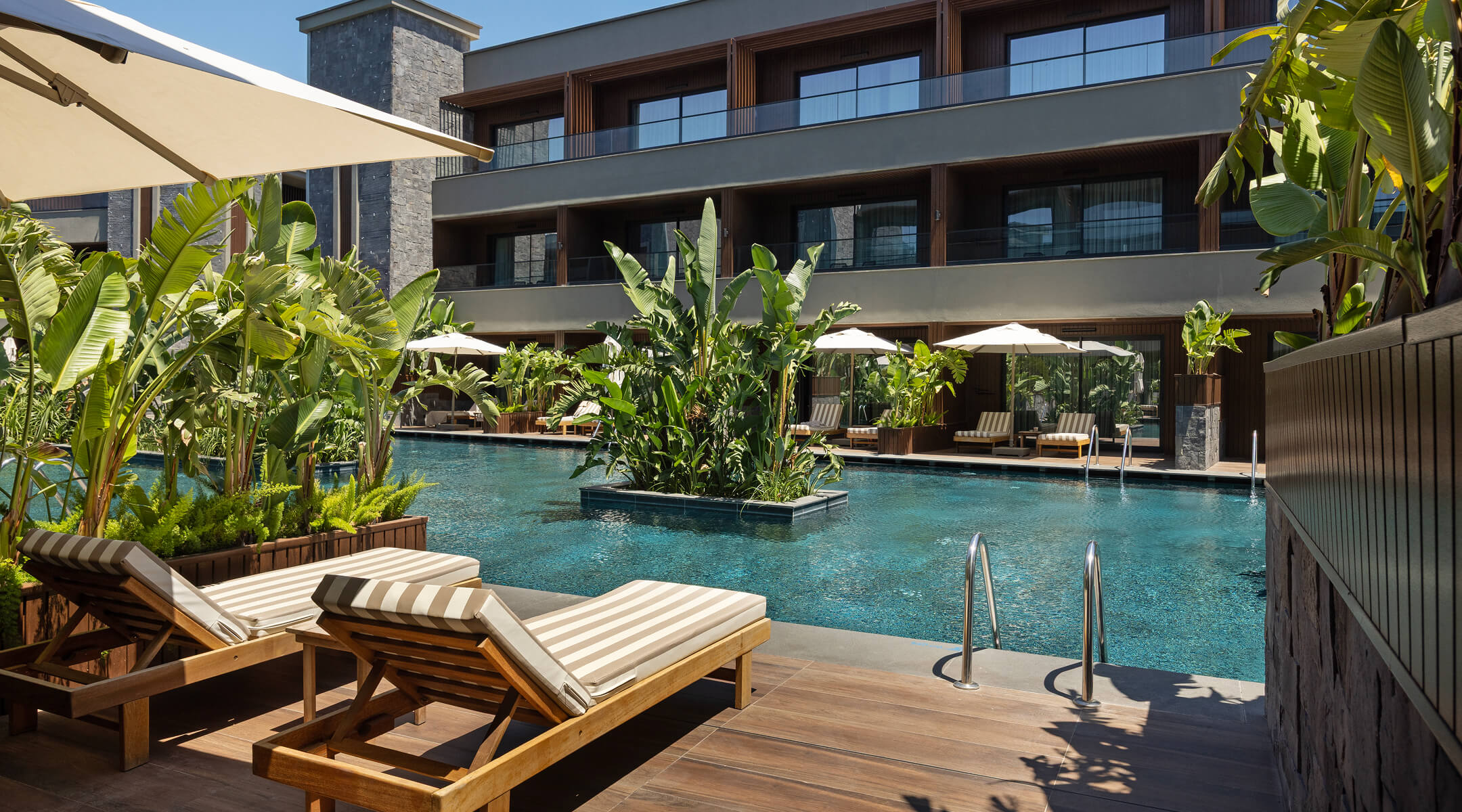 Jacaranda Luxury Konaklama Standart Havuz Manzaralı Bungalov Banner